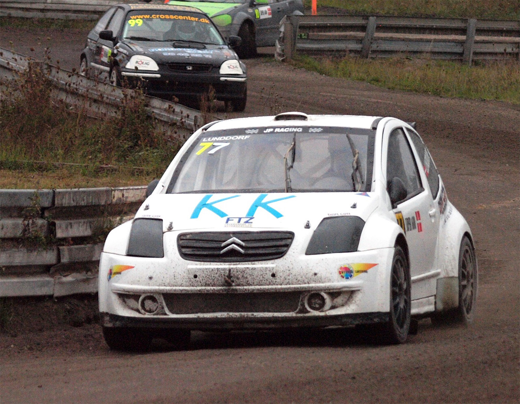 I motorsport skal der være fuld fokus fremad og bagud i sidespejlene
(Foto: Åge Keseler Kirketerp)